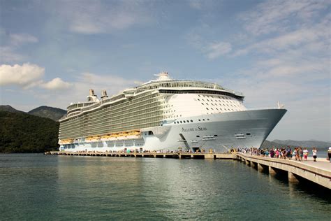 allure of the seas capacity.